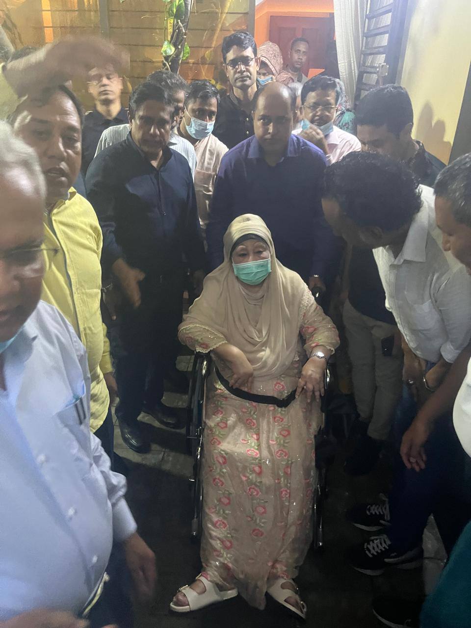  গুলশানের বাসা ‘ফিরোজা’ থেকে এভার কেয়ার হাসপাতালে যাচ্ছেন বেগম খালেদা জিয়া। ছবি-সংগৃহীত